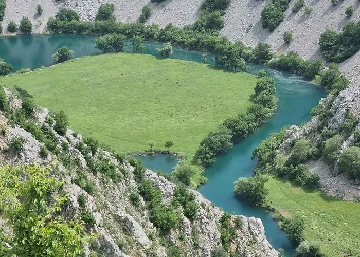 Dolovi مكان تخييم أوبروفاتش